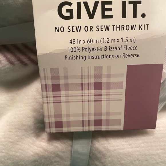 New:  PLUM PLAID NO-SEW FLEECE THROW Make It Give - Picture 2 of 4
